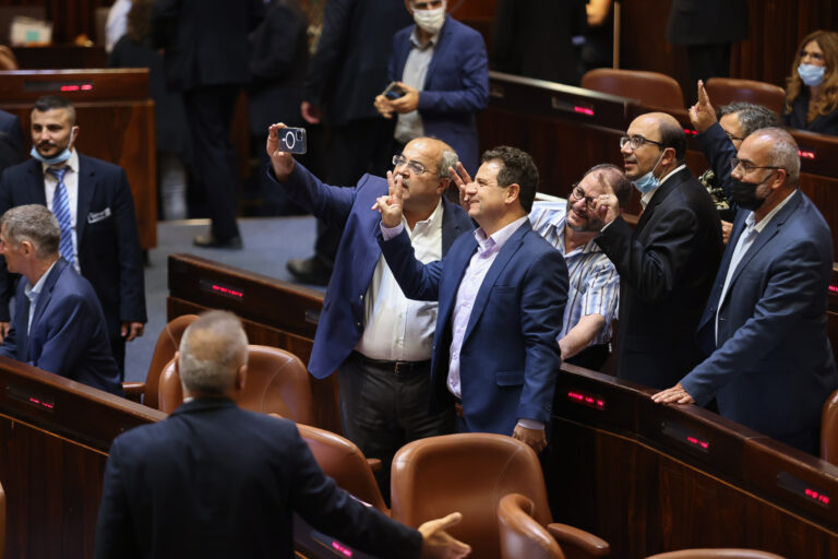 איימן-עודה-אחמד-טיבי-הרשימה-המשותפת-הצבעה-על-חוק-איחוד-משפחות-צילום-דוברות-הכנסת